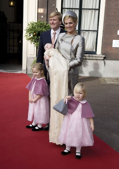 Octubre de 2007. El bautismo de Ariane reunió a la familia en la iglesia de Kloosterkerk, La Haya. Su hermana mayor, Amalia, fue quien ayudó al pastor que ofició la ceremonia, Deodaat van der Boon, a verter agua del río Jordán en la pila bautismal.