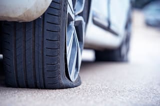 El secreto que revela cómo arreglar la goma del auto pinchada sin sacarla