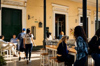 Cómo es la casona aristocrática de San Telmo donde grabaron Maradona y Margot Robbie y hoy es un singular paseo comercial