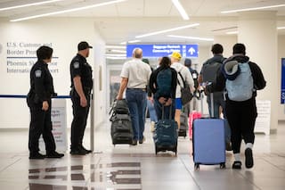 Es peruana con green card, vive hace más de 30 años en EE.UU. y la CBP la detuvo al volver de vacaciones