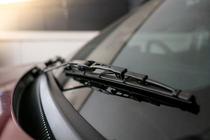 Cuidar las escobillas de los limpiaparabrisas es otra medida preventiva para el frío