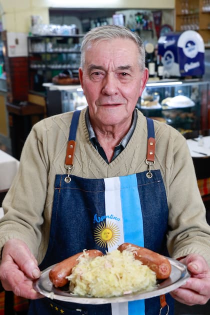 Abel Barbieri con las clásicas salchicas con chucrut