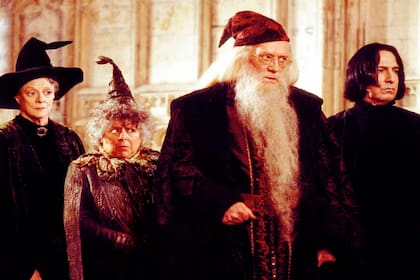 Alan Rickman (a la derecha), junto a Richard Harris, Maggie Smith y Miriam Margolyes en Harry Potter y la cámara secreta (2002)