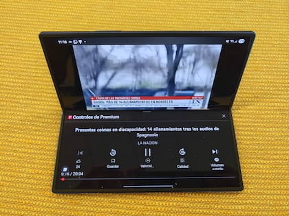 Algunas apps, como YouTube, permiten mostrar controles en la mitad de la pantalla cuando un teléfono plegable como el Galaxy Z Fold7 se usa en una posición tipo notebook