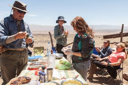 Almuerzo previo a encarar el cruce de la sierra del León Muerto.