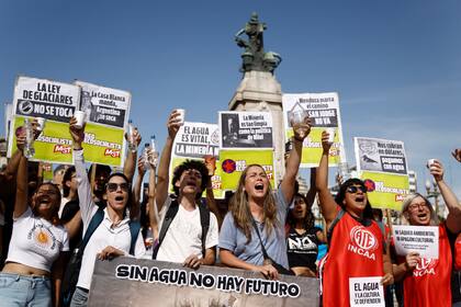 Ambientalistas y otras organizaciones se manifestaron en contra la reforma en la ley de glaciares antes de su aprobación en el Senado