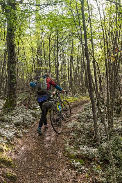 Bruno Canuto turista que viaja en bici hacia Bariloche.