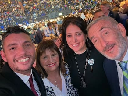 Bullrich, junto a Arabia y Ajmechet, en el Luna Park