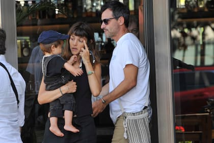 Calu Rivero y Aito De La Rua con su hijo Tao paseando por Buenos Aires