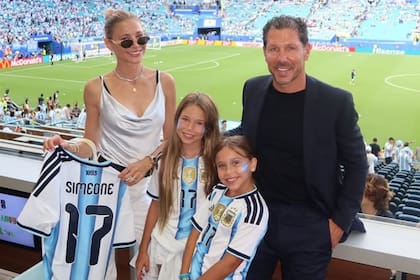 Diego "El Cholo" Simeone junto a su mujer Carla Pereyra y sus hijas alentando a Giuliano; jugador de la Scaloneta