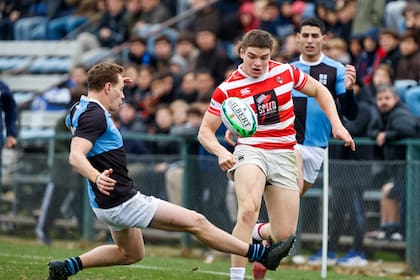 Casi una escena de fútbol: Santiago Pernas va rumbo a su primer try, ante la marca de Valentín Mastroizzi; Alumni fue muy superior, sobre todo en la segunda mitad.