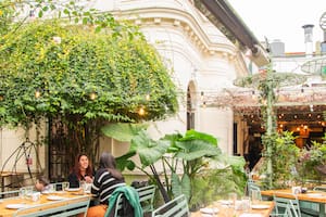 Quería un bar en el barrio de su infancia y recicló una histórica casona con jardín
