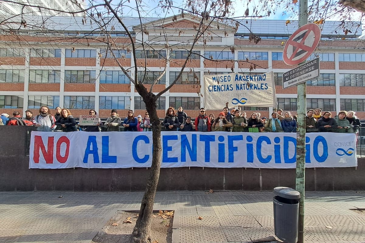 Científicos y técnicos del Conicet, junto con ATE, protestaron hoy en Palermo