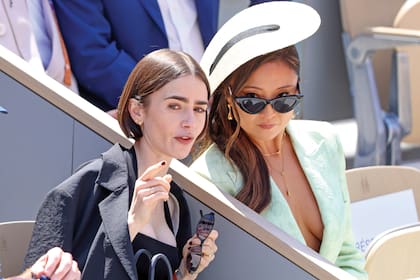 Lily Collins y Ashley Park, cómplices en la final de Roland Garros