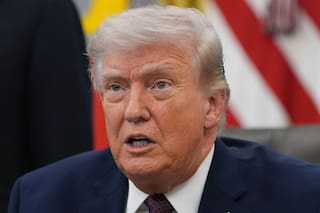 Cómo EE.UU. echa mano de amenazas y US$ para expulsar a migrantes a África
