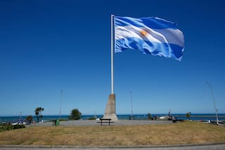 -Bolsa de Argentina mejora por energéticas y financieras, inversores evalúan designación de nuevo jefe de Gabinete