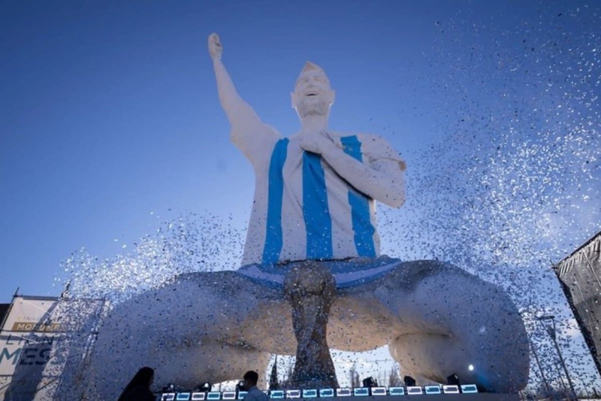 Cutral Có inauguró una monumental escultura de Messi