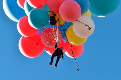 David Blaine voló a más de 7000 metros con 42 globos de helio