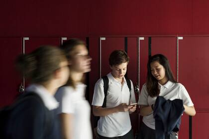 Después del secundario los adolescentes deben tomar decisiones muy importantes para su futuro: si estudiar o empezar a trabajar, o hacer las dos cosas