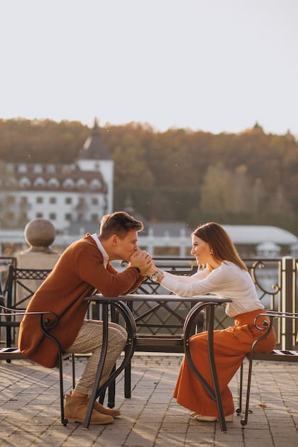 Detrás del romanticismo se esconde una concepción del amor basada en la fusión, la dependencia y la expectativa de que el otro encaje perfectamente en nuestras carencias