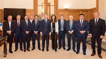 Diego Santilli con funcionarios y gobernadores