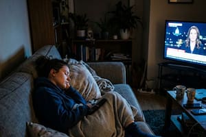 Qué significa para la psicología dormir con la televisión prendida