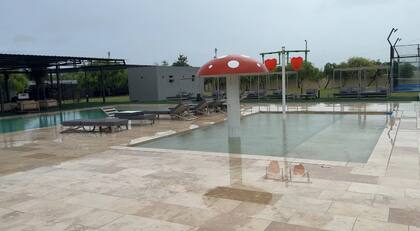 Dos de las piscinas del hotel