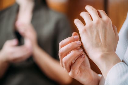 Las investigaciones que afirman destacar la eficacia de la EFT se han visto plagadas de conflictos de intereses, muestras pequeñas, errores estadísticos y falta de rigor