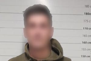 Atacó a patadas en la cabeza a un empleado porque le impidió entrar a un local con una bicicleta