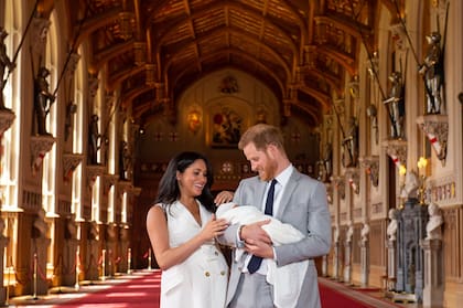El apodado “Baby Sussex” posó junto a sus padres