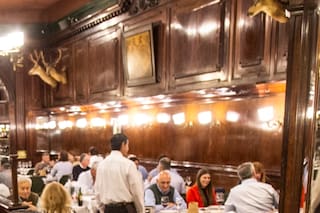 Las cabezas de ciervo del histórico bar notable donde se filmó Nada quedaron bajo la lupa judicial