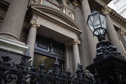 El BCRA redujó sus compras e intervinó en el mercado de futuros y bonos dollar-linked para contener la suba del dólar