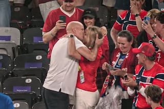 Quién es el DT de Noruega que estuvo siete minutos al borde de la muerte y ahora es la revelación del Mundial