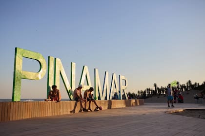 El buen clima fomenta la llegada de más turistas a Pinamar, donde no hubo ajustes abruptos en los precios