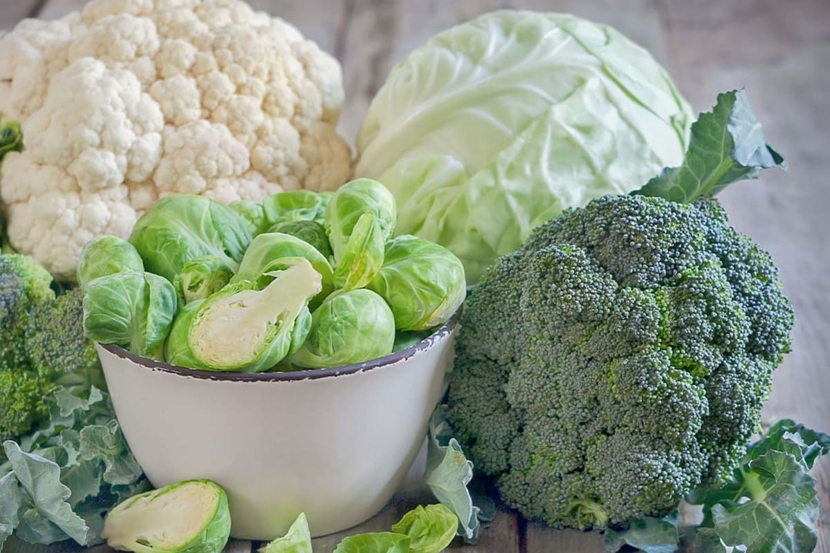 El coliflor pertenece –junto con las coles de Bruselas, el repollo, el brócoli, la col rizada y el bok choy– a la familia de las plantas crucíferas