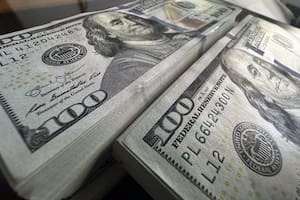 El dólar oficial se mantuvo en su valor más alto desde hace 10 meses y el riesgo país se acerca a los 400
