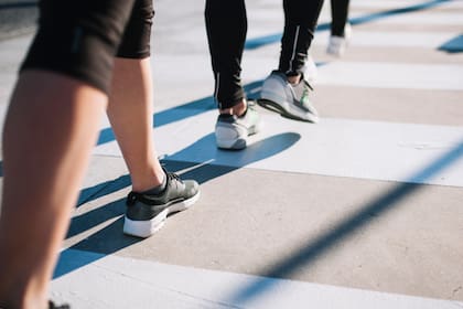 Caminar a ritmo sostenido es una de las formas más accesibles de actividad física, aunque los beneficios dependen de la cantidad y la constancia