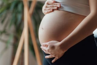 El método de reproducción asistida que crece cada vez más en el país y el Papa pide prohibir