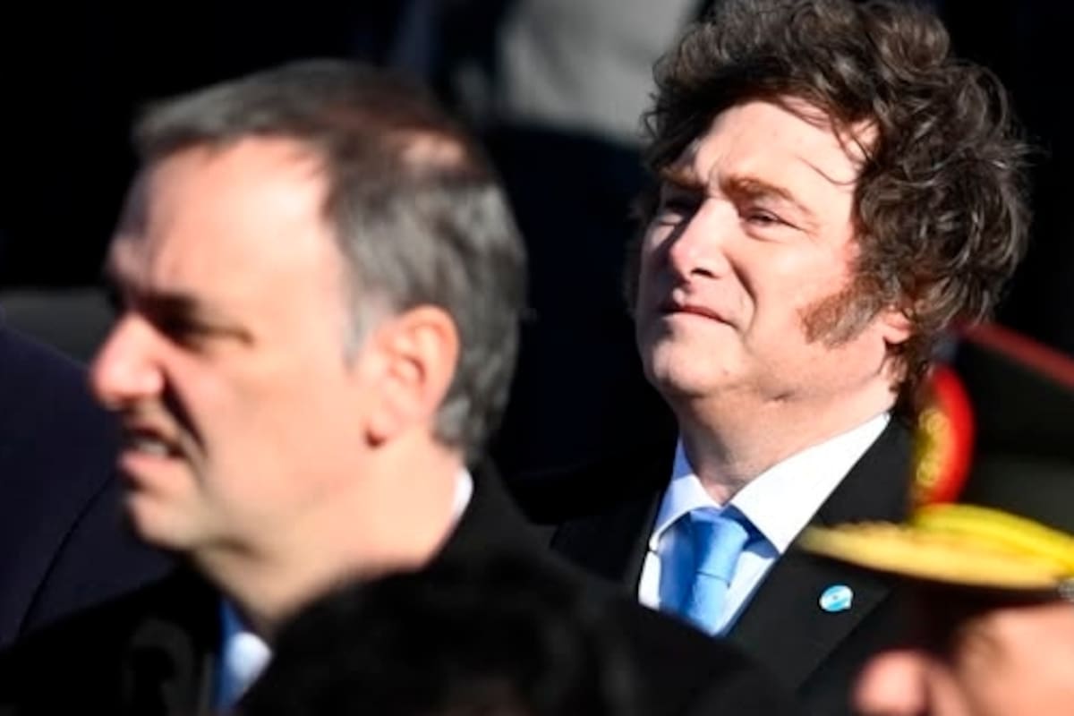 El exjefe de Gabinete, Manuel Adorni, junto al presidente Javier Milei
