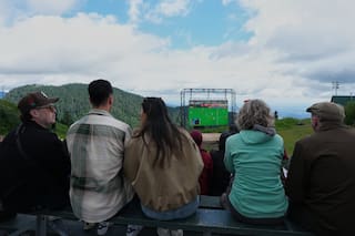 El fútbol se une a la naturaleza: disfrutan de los partidos del Mundial en la cima de Vancouver