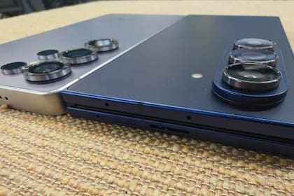El Galaxy Z Fold7 (en azul) tiene 8,9mm de grosor cerrado, casi lo mismo que el Galaxy S25 Ultra (8,2mm), aunque las cámaras del plegable sobresalen más que en el otro equipo