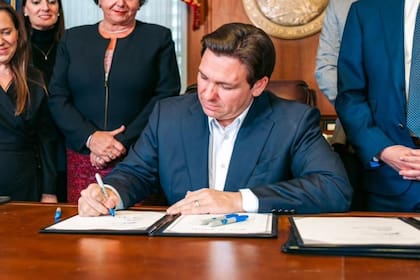 El gobernador Ron DeSantis firmó en abril la ley que mostrará la ciudadanía de los titulares en sus licencias de conducir