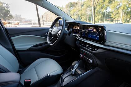 El interior del Sonic incluye climatizador de aire acondicionado digital, acceso por proximidad y arranque por botón.