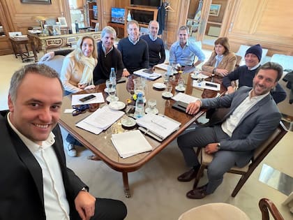 Adorni, todavía funcionario en mayo pasado, y la selfie en medio de las demoras para presentar su declaración jurada patrimonial