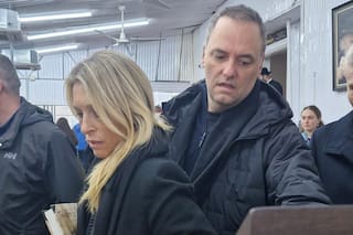 Piden archivar la causa contra Adorni por incluir a su pareja en el viaje oficial a los Estados Unidos