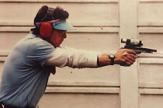 Lo denunciaron por acoso sexual y ahora le secuestraron armas que había transferido a su hijo