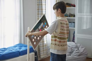 Esta tele es portátil y viene con una base para llevar por toda la casa
