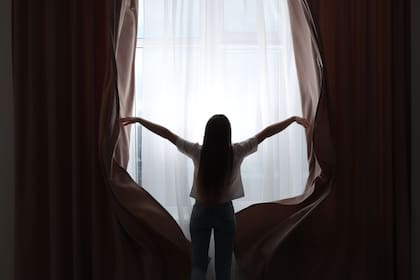 El miedo habla de una ausencia de confianza y presencia del ego que lo único que busca es dejarnos atrapados en un estado de supervivencia