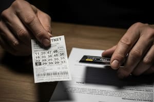 Le ocultó a un cliente su boleto ganador de lotería y terminó arrestada en Florida