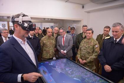 El Ministro @tgcarlospresti visitó la demostración de sistemas de Inteligencia Artificial para las Fuerzas Armadas, presentada en el marco de la cooperación con los Estados Unidos por Arsoft US, junto a sus empresas asociadas MeetKai y XRF.AI, y Grupo Arecco.